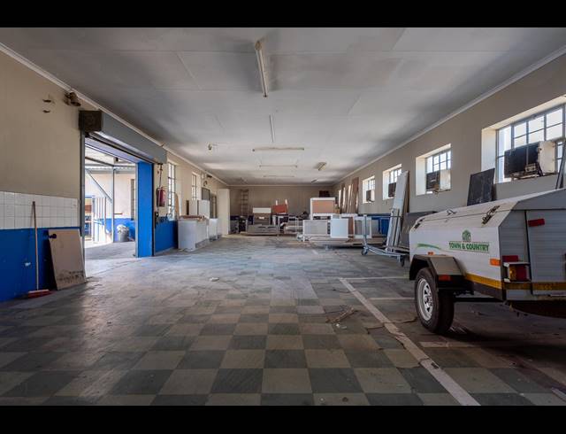 1,200M² BUILDING FOR SALE IN VILLAGE MAIN